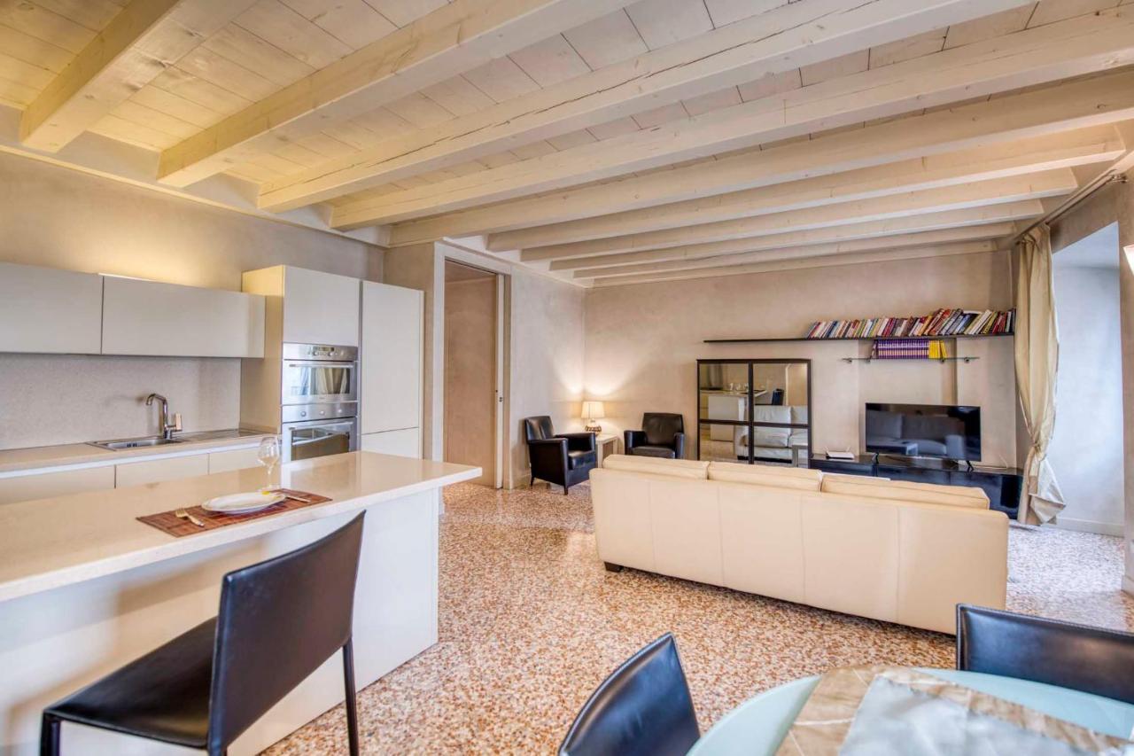 Apartmentsarena - Suite Mercatorum - Piazza Erbe Verona Dış mekan fotoğraf