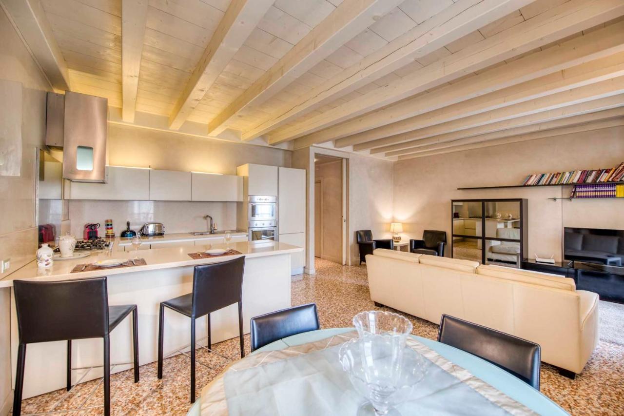 Apartmentsarena - Suite Mercatorum - Piazza Erbe Verona Dış mekan fotoğraf