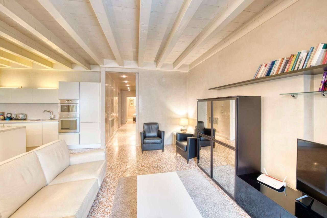 Apartmentsarena - Suite Mercatorum - Piazza Erbe Verona Dış mekan fotoğraf